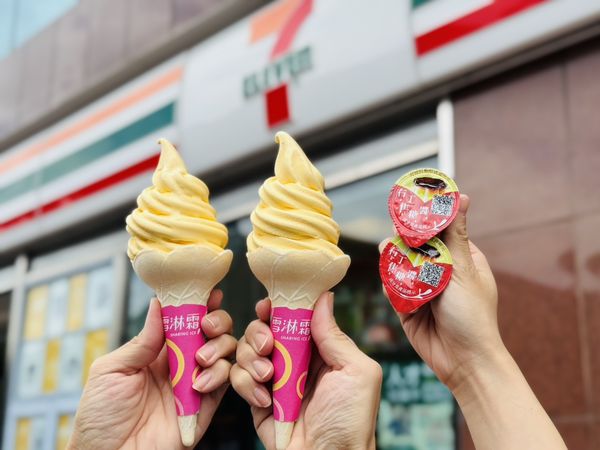 ▲▼7-ELEVEN自8月6日起陸續上市超人氣「統一布丁霜淇淋」，同步還有大人的思樂冰「CHOYA 梅酒蜜桃思樂冰」。（圖／業者提供）