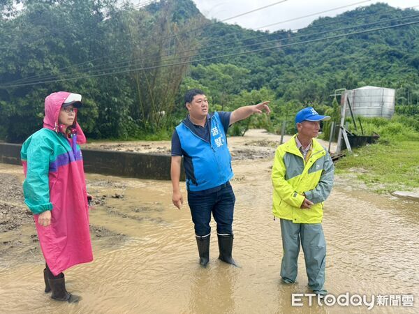 ▲竹山鎮大雨釀災、往集集鎮道路中斷，立委游顥會同中央地方勘災搶修。（圖／游顥辦公室提供，下同）