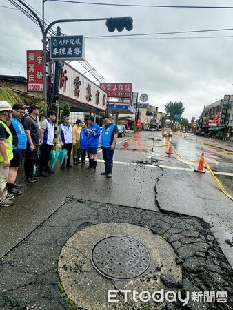 ▲竹山鎮大雨釀災、往集集鎮道路中斷，立委游顥會同中央地方勘災搶修。（圖／游顥辦公室提供）