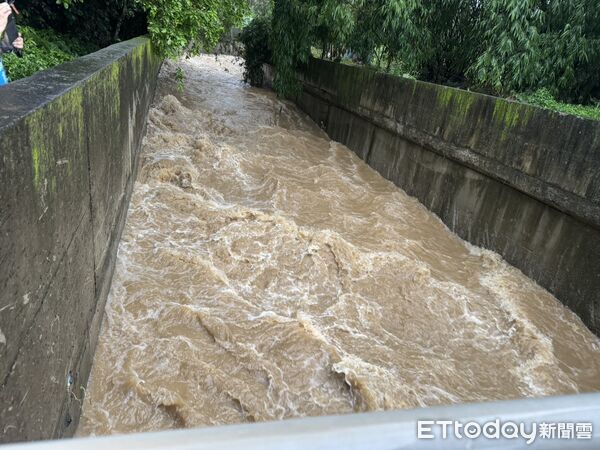 ▲竹山鎮大雨釀災、往集集鎮道路中斷，立委游顥會同中央地方勘災搶修。（圖／游顥辦公室提供）