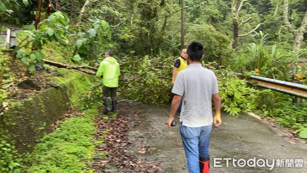 ▲15茶工竹山山區受困斷糧，搜救人員徒步送物資搶救中。（圖／民眾提供）