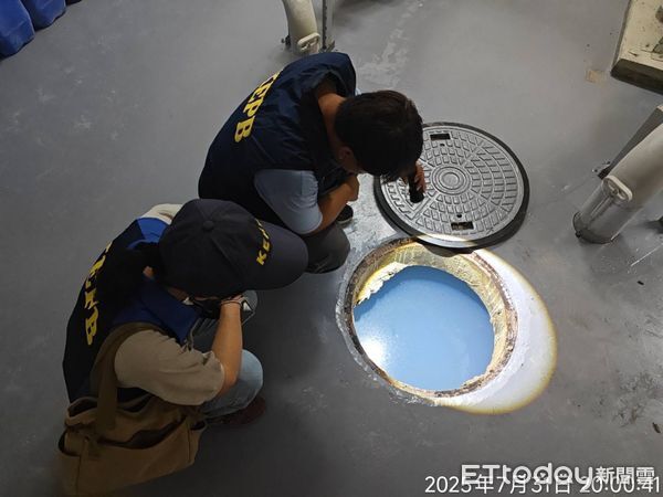 ▲▼高雄仁武北屋一的愛河上游遭污染，河川變成牛奶色。（圖／記者許宥孺翻攝）