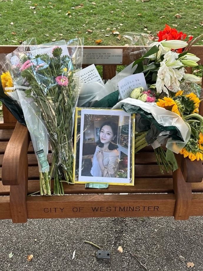 ▲▼大S「倫敦6萬紀念長椅」被花包圍。（圖／翻攝自微博、IG）