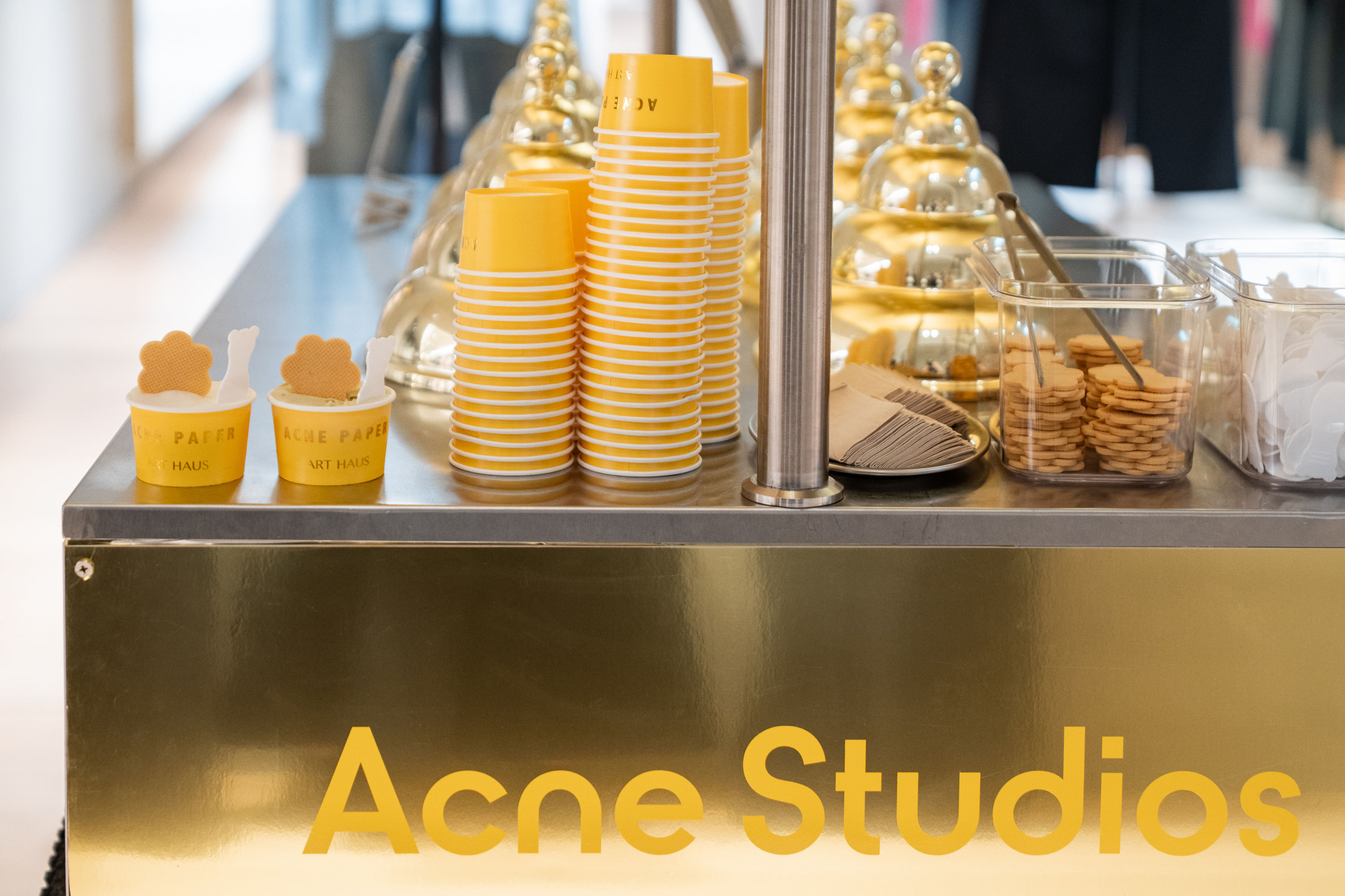 ▲ACNE STUDIOS金色櫥窗太美。（圖／品牌提供）