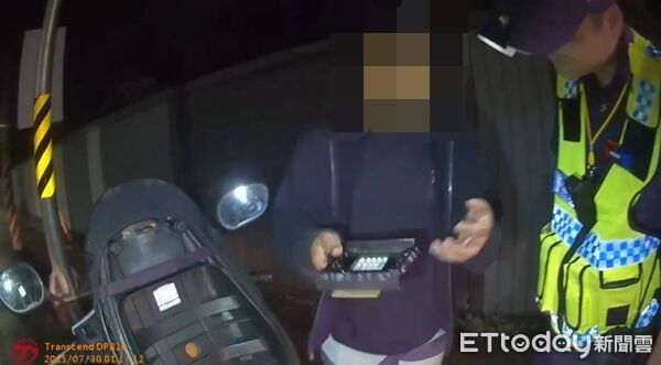 ▲警方查獲男子神主牌內藏有罕見「彩虹菸」與K他命毒品。（記者林東良翻攝，下同）