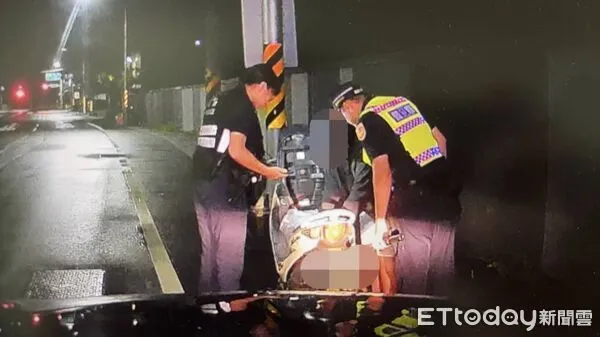 ▲警方查獲男子神主牌內藏有罕見「彩虹菸」與K他命毒品。（記者林東良翻攝，下同）