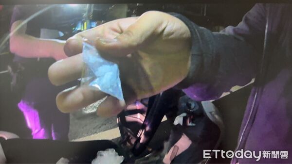 ▲警方查獲男子神主牌內藏有罕見「彩虹菸」與K他命毒品。（記者林東良翻攝，下同）