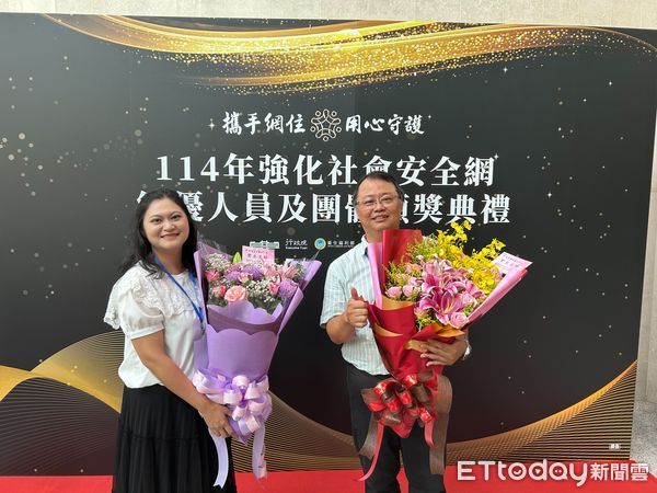▲台南市社會局蘇育賢與李莞諭榮獲「社會安全網績優社工人員」肯定，展現助人初心與專業。（記者林東良翻攝，下同）