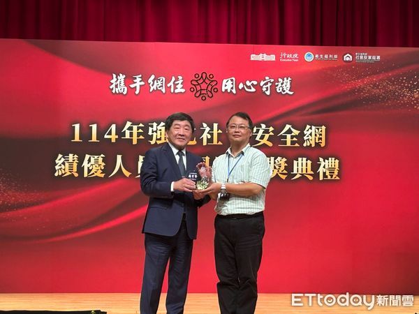 ▲台南市社會局蘇育賢與李莞諭榮獲「社會安全網績優社工人員」肯定，展現助人初心與專業。（記者林東良翻攝，下同）