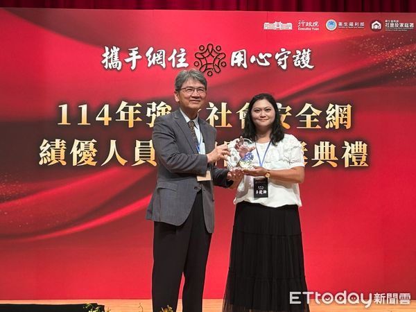 ▲台南市社會局蘇育賢與李莞諭榮獲「社會安全網績優社工人員」肯定，展現助人初心與專業。（記者林東良翻攝，下同）