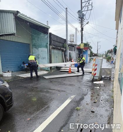 ▲枋寮警分局員警排除鐵皮障礙。（圖／記者陳崑福翻攝）
