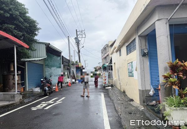 ▲枋寮警分局員警排除鐵皮障礙。（圖／記者陳崑福翻攝）