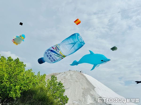▲七股鹽山風箏嘉年華推出15公尺以上的巨型海洋風箏，展演視覺壯闊吸睛。（記者林東良翻攝，下同）