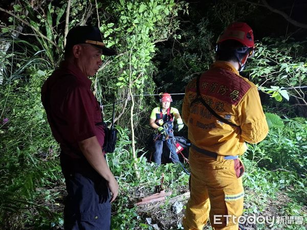 ▲女駕駛迷途墜20米邊坡 靠LINE定位奇蹟獲救。（圖／記者郭世賢翻攝）