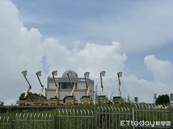 ▲李元翰今出殯，台電7工程車舉臂致敬道別。（圖／台電提供）