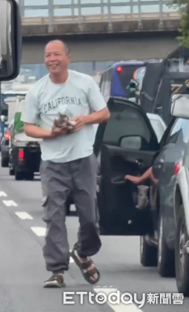 阿伯車陣中撿貓。（圖／網友提供）