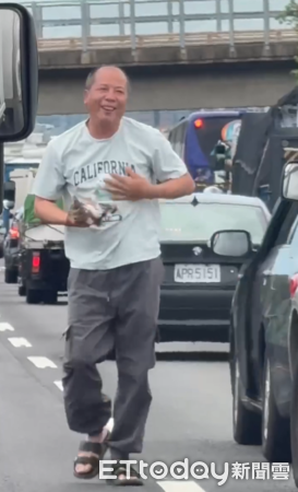阿伯車陣中撿貓。（圖／網友提供）