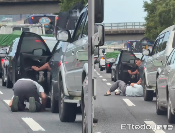 阿伯車陣中撿貓。（圖／網友提供）