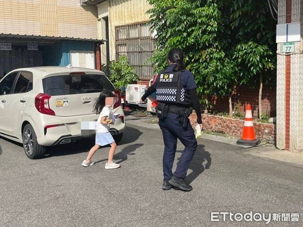 ▲4歲女童偷偷溜出家門逗留超商內，警方將她帶返派出所。（圖／大園警分局提供）
