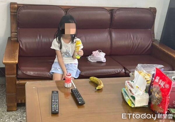 ▲▼員警耐心溝通並在點心攻勢下，順利問出父母姓名，通知母親前來帶返家。（圖／大園警分局提供）