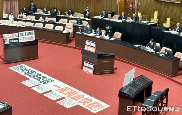 ▲▼立法院院會 國民黨團在議場放置 關稅海嘯來襲 一萬現金快發 海報。（圖／記者屠惠剛攝）