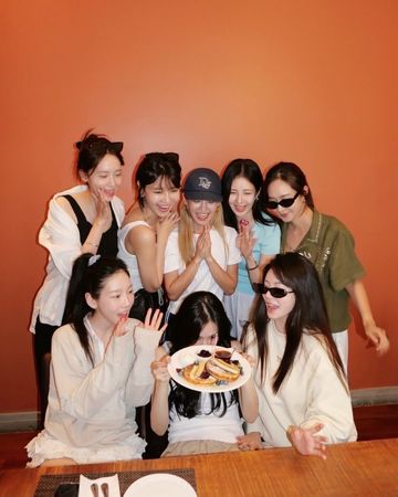 ▲▼離開SM感情沒散！少時「合體為蒂芬妮慶生」8人美照連發　粉絲暴動。（圖／翻攝自蒂芬妮IG）