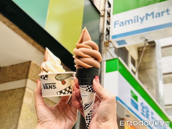 ▲▼全家聯名VANS推出「Fami!ce滑爆可樂霜淇淋」，此波聯名橫跨霜淇淋、酷繽沙、甜點、麵包等品項，還有超潮小物「VANS手指滑板吊飾」9元加購。（圖／記者林育綾攝）