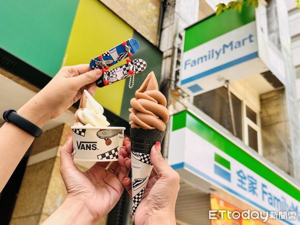 ▲▼全家聯名VANS推出「Fami!ce滑爆可樂霜淇淋」，此波聯名橫跨霜淇淋、酷繽沙、甜點、麵包等品項，還有超潮小物「VANS手指滑板吊飾」9元加購。（圖／記者林育綾攝）