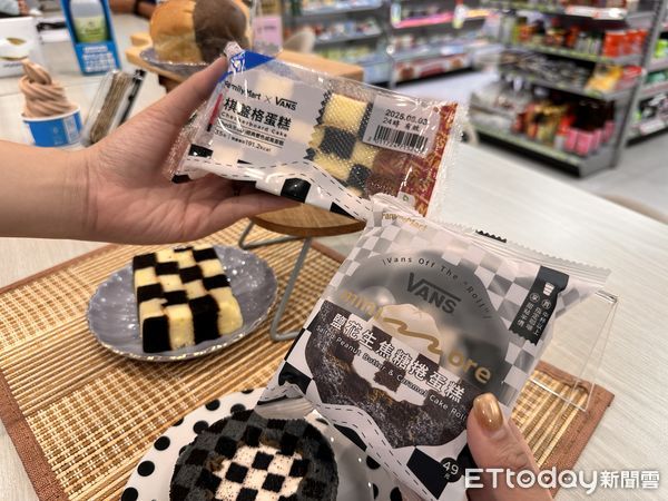 ▲▼全家聯名VANS推出「Fami!ce滑爆可樂霜淇淋」，此波聯名橫跨霜淇淋、酷繽沙、甜點、麵包等品項，還有超潮小物「VANS手指滑板吊飾」9元加購。（圖／記者林育綾攝）