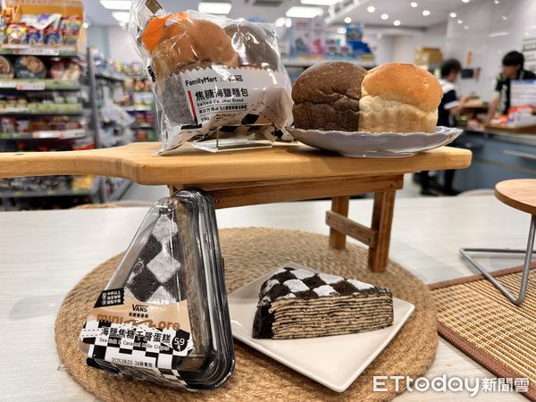 ▲▼全家聯名VANS推出「Fami!ce滑爆可樂霜淇淋」，此波聯名橫跨霜淇淋、酷繽沙、甜點、麵包等品項，還有超潮小物「VANS手指滑板吊飾」9元加購。（圖／記者林育綾攝）