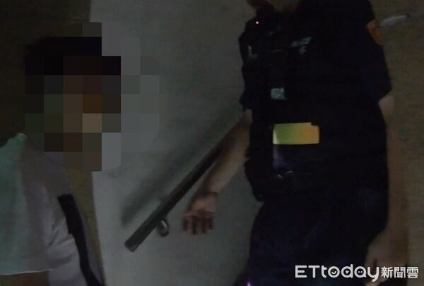 ▲李姓男子吸食依托咪酯(俗稱「喪屍煙彈」)精神恍惚，竟由2樓樓梯間跌落滾到1樓。（圖／桃園警分局提供）