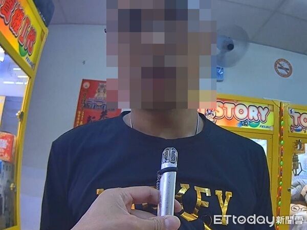 ▲▼吳男則在娃娃機店內被查獲脖子上掛著依托咪酯。（圖／桃園警分局提供）