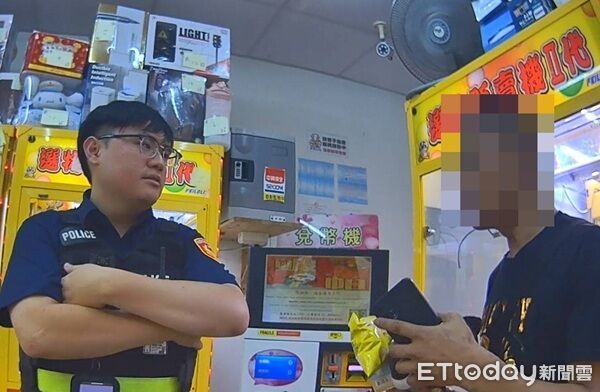 ▲▼吳男則在娃娃機店內被查獲脖子上掛著依托咪酯。（圖／桃園警分局提供）