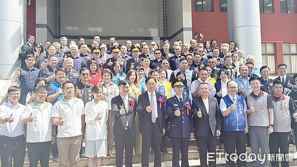 ▲桃園市長張善政今天上午主持市警局聯合交接階典禮，會後在市警局大門前與與會貴賓大合影（圖／記者沈繼昌攝）