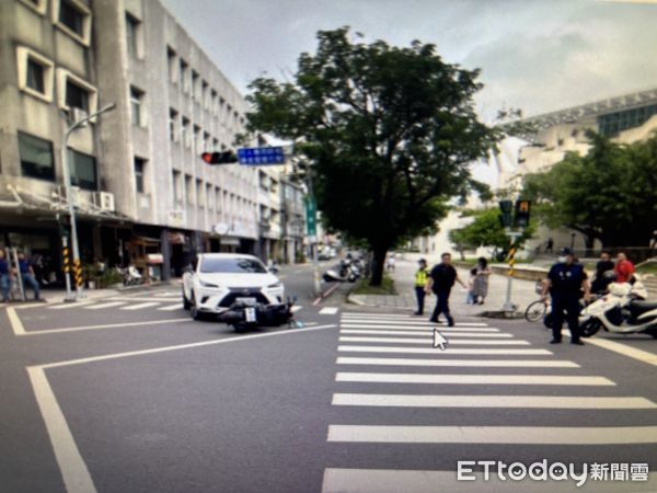 ▲台南中西區永福路與友愛街口1日上午發生車禍，機車騎士傷勢由救護車送醫救治。（民眾提供，下同）