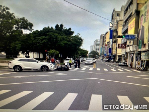 ▲台南中西區永福路與友愛街口1日上午發生車禍，機車騎士傷勢由救護車送醫救治。（民眾提供，下同）