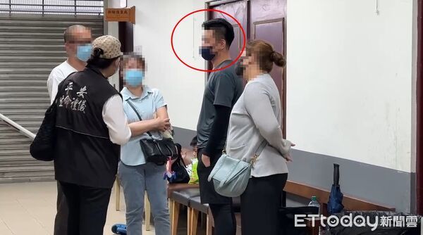 ▲▼目擊者說明事發經過。（圖／記者陳宏瑞攝）