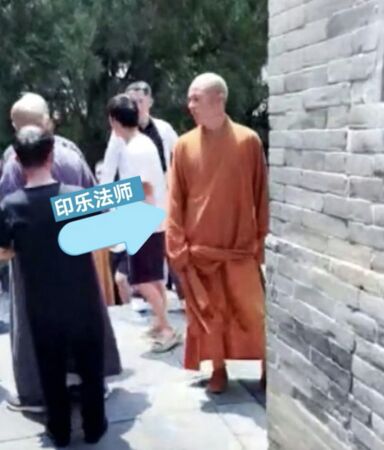 ▲▼釋永信紀念碑被遮蓋　新住持微笑揮手入方丈室。（圖／翻攝第一財經）