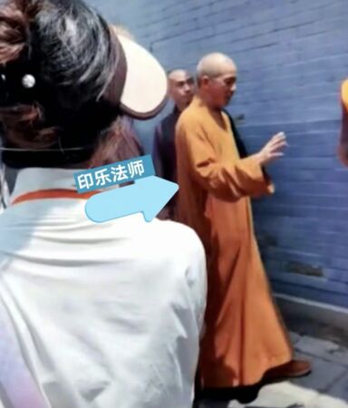 ▲▼釋永信紀念碑被遮蓋　新住持微笑揮手入方丈室。（圖／翻攝第一財經）