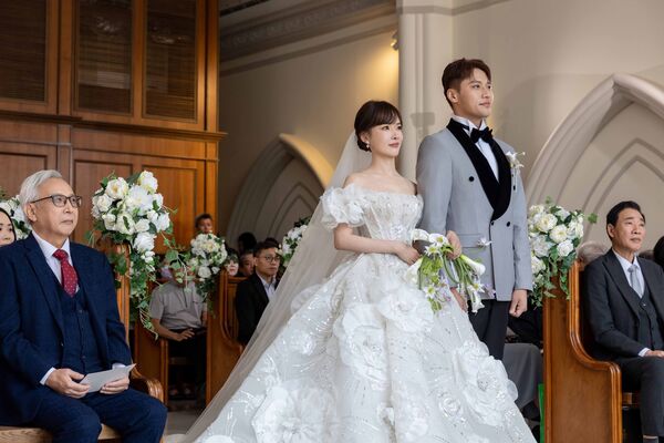 ▲張睿家、黃安若在親友祝福下邁入禮堂，舉行證婚儀式。（圖／LinLi Boutique提供）