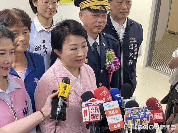 ▲▼台中警察局長吳敬田（左）等12名高階警官上任盧秀燕表示，治安維護放心交給他們。（圖／記者鄧木卿攝，下同）