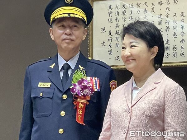 ▲▼台中警察局長吳敬田（左）等12名高階警官上任盧秀燕表示，治安維護放心交給他們。（圖／記者鄧木卿攝，下同）