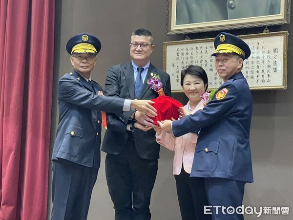 ▲▼台中警察局長吳敬田（左）等12名高階警官上任盧秀燕表示，治安維護放心交給他們。（圖／記者鄧木卿攝，下同）