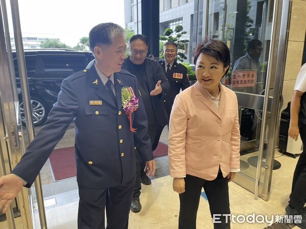 ▲▼台中警察局長吳敬田（左）等12名高階警官上任盧秀燕表示，治安維護放心交給他們。（圖／記者鄧木卿攝，下同）