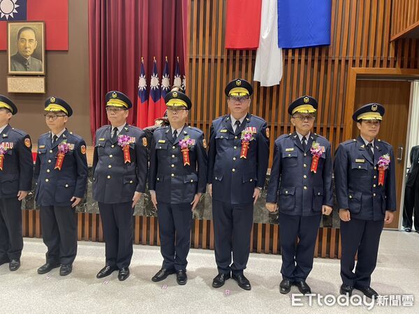 ▲▼台中警察局長吳敬田（左）等12名高階警官上任盧秀燕表示，治安維護放心交給他們。（圖／記者鄧木卿攝，下同）