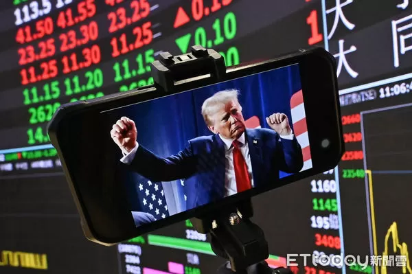 ▲▼美國總統川普8月1日公布對等關稅新稅率，台灣稅率為20%。台股今早開盤後大跌，之後跌幅收斂。股票,股市,投資,證券交易,證交稅,經濟,台股,大盤,市場信心,護盤,理財,投資,護盤,產業衝擊。（圖／記者李毓康攝）