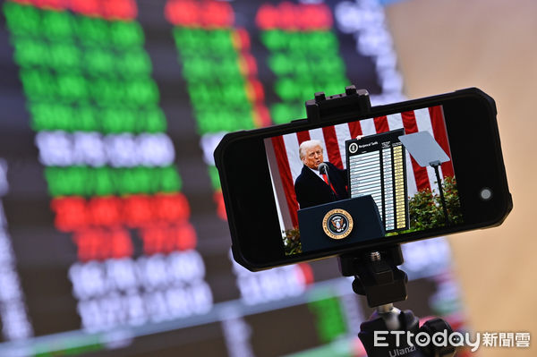 ▲▼美國總統川普8月1日公布對等關稅新稅率，台灣稅率為20%。台股今早開盤後大跌，之後跌幅收斂。股票,股市,投資,證券交易,證交稅,經濟,台股,大盤,市場信心,護盤,理財,投資,護盤,產業衝擊。（圖／記者李毓康攝）