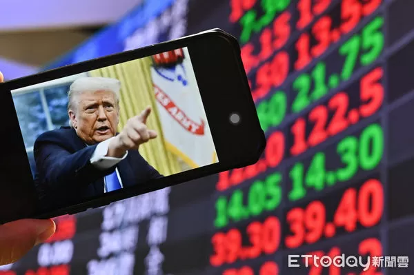 ▲▼美國總統川普8月1日公布對等關稅新稅率，台灣稅率為20%。台股今早開盤後大跌，之後跌幅收斂。股票,股市,投資,證券交易,證交稅,經濟,台股,大盤,市場信心,護盤,理財,投資,護盤,產業衝擊。（圖／記者李毓康攝）