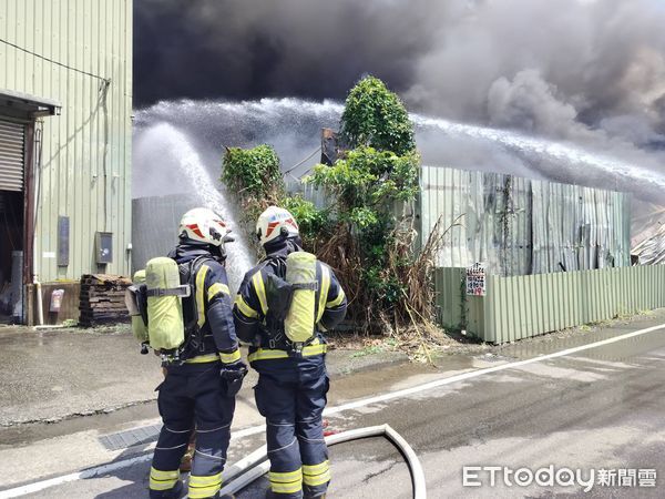 ▲桃園資源回收廠全面燃燒。（圖／記者沈繼昌翻攝，下同）