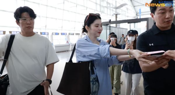 ▲韓韶禧親切收信。（圖／翻攝自Newsen）
